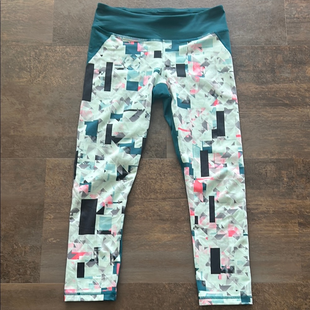 Stylish Under Armor Geometric Print Leggings, Size Small